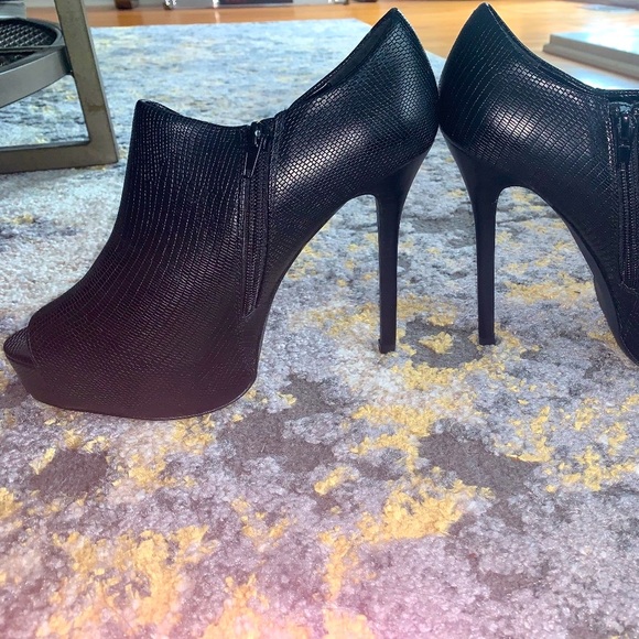 Steve Madden 'NAYDEAN' Black Snake booties-Size 10 - Picture 1 of 4